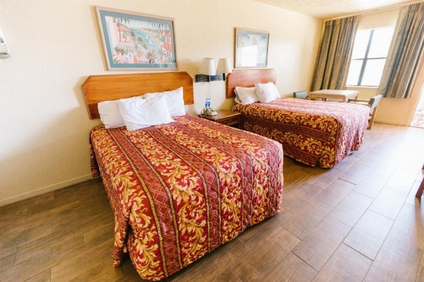 Summer Breeze Motel image 13