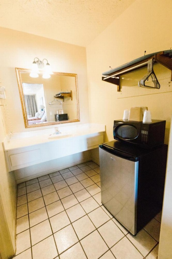 Summer Breeze Motel image 15