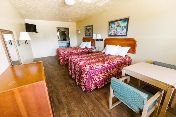 Summer Breeze Motel image 17