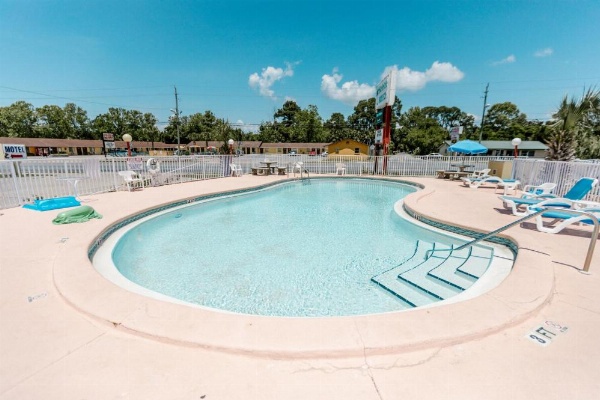 Summer Breeze Motel image 5