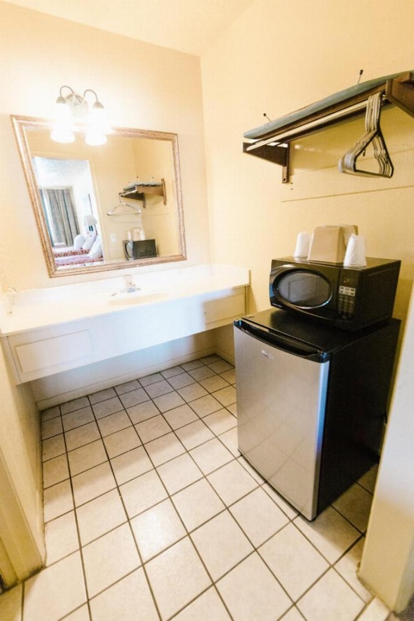 Summer Breeze Motel image 8