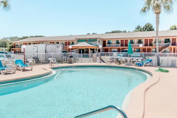 Summer Breeze Motel Main image